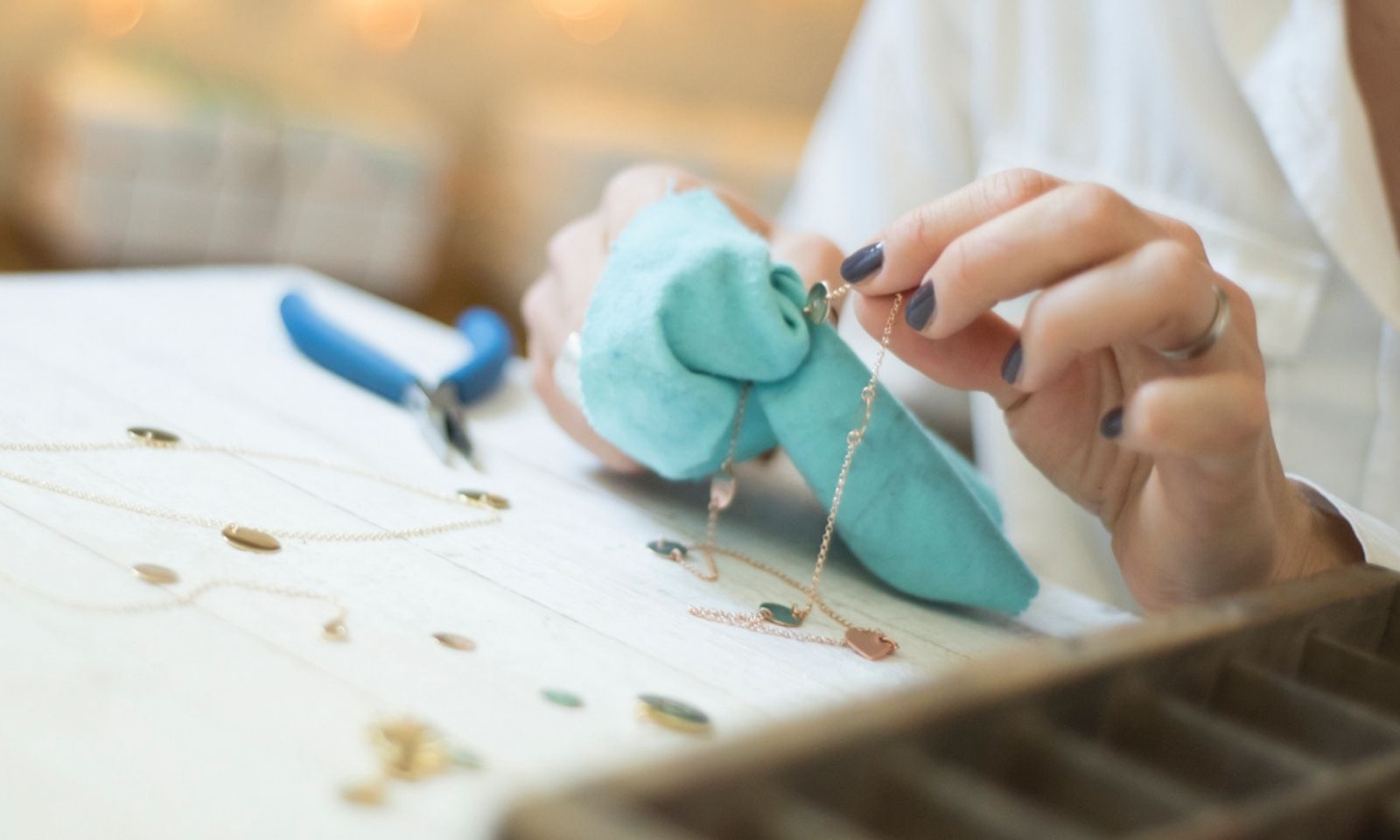 Unsere Materialien und Pflegetipps für Deinen Schmuck