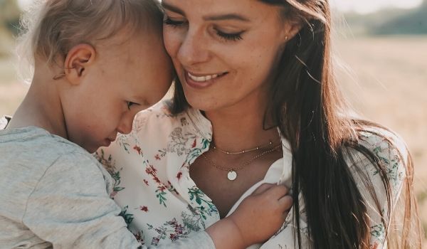 Welche Familienkette passt zu Dir? Entdecke Gravurideen mit Kindernamen, Initialen & Babyfußabdrücken und persönliche Geschenke für Mama und Oma.