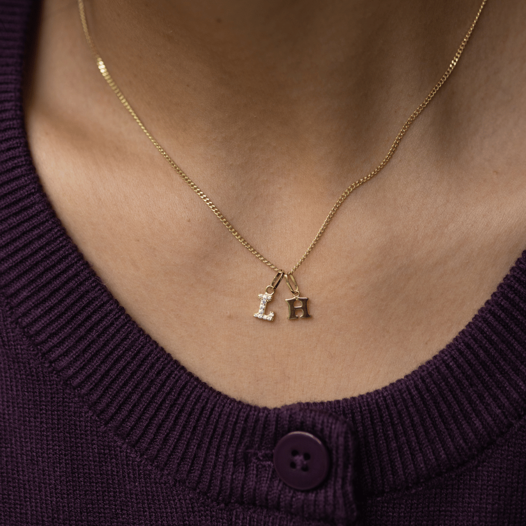 Die CAMILA Goldkette mit zwei funkelnden Buchstaben-Anhängern, fein mit Zirkonia-Steinchen veredelt. Wunderschöne Goldkette mit Initialen der Kinder für die Mama. So trägt sie Ihre Liebsten immer bei sich.