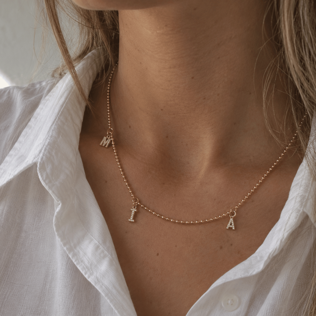 gold kette personalisiert mit 4 buchstaben anhänger die die kinder symbolisieren. so trägt die mama ihre liebste familie immer nah am herzen. perfektes geschenk für die mama zum geburtstag, zur geburt oder jahrestag