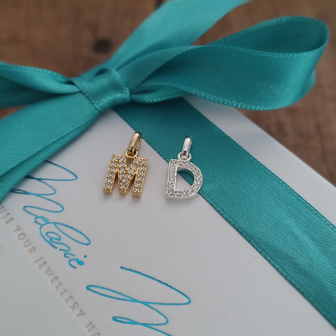 Buchstaben Gold, Pave letter charm, shiny letter charm, buchstaben anhänger gold, initialen anhänger gold, letter charm gold