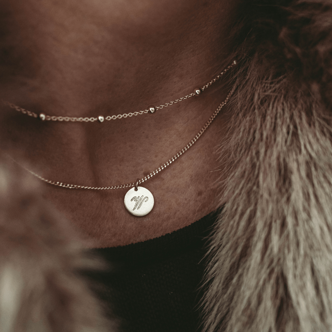 Echtgold Kette mit Gravur 333 Gold, Goldkette mit Buchstabe, Buchstaben Kette Gold 8 Karat Gold, Echtgold Plättchen Kette, Gold Kette zart für Damen mit individueller Gravur, Schmuck für Ehepaare