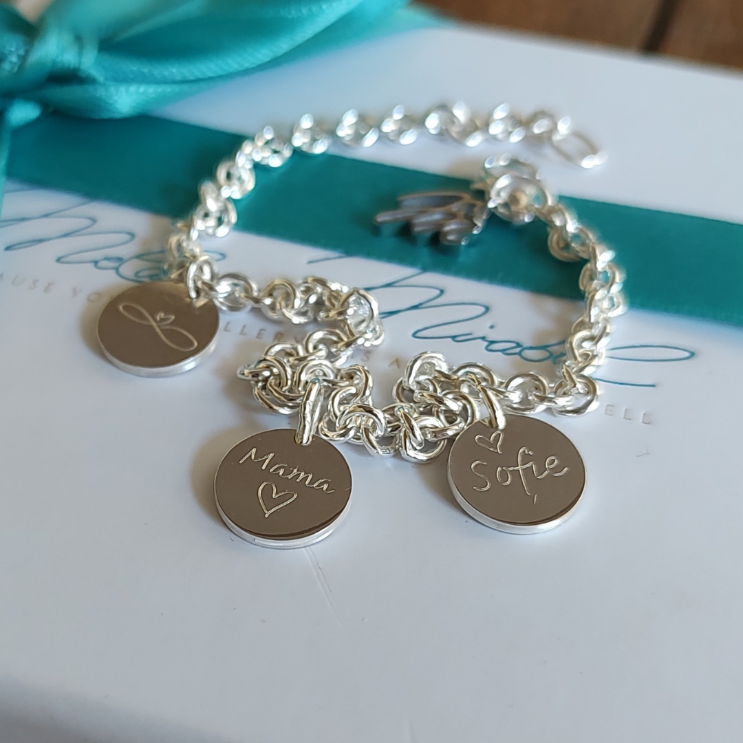 Familienarmband silber mit gravur plättchen, initialen armband mit kleinen anhänger gravur initialen der familie, namensarmband für mütter mit namen der kinder, armband für oma mit namen enkelkinder, namensarmband zur geburt mit baby fussabdruck