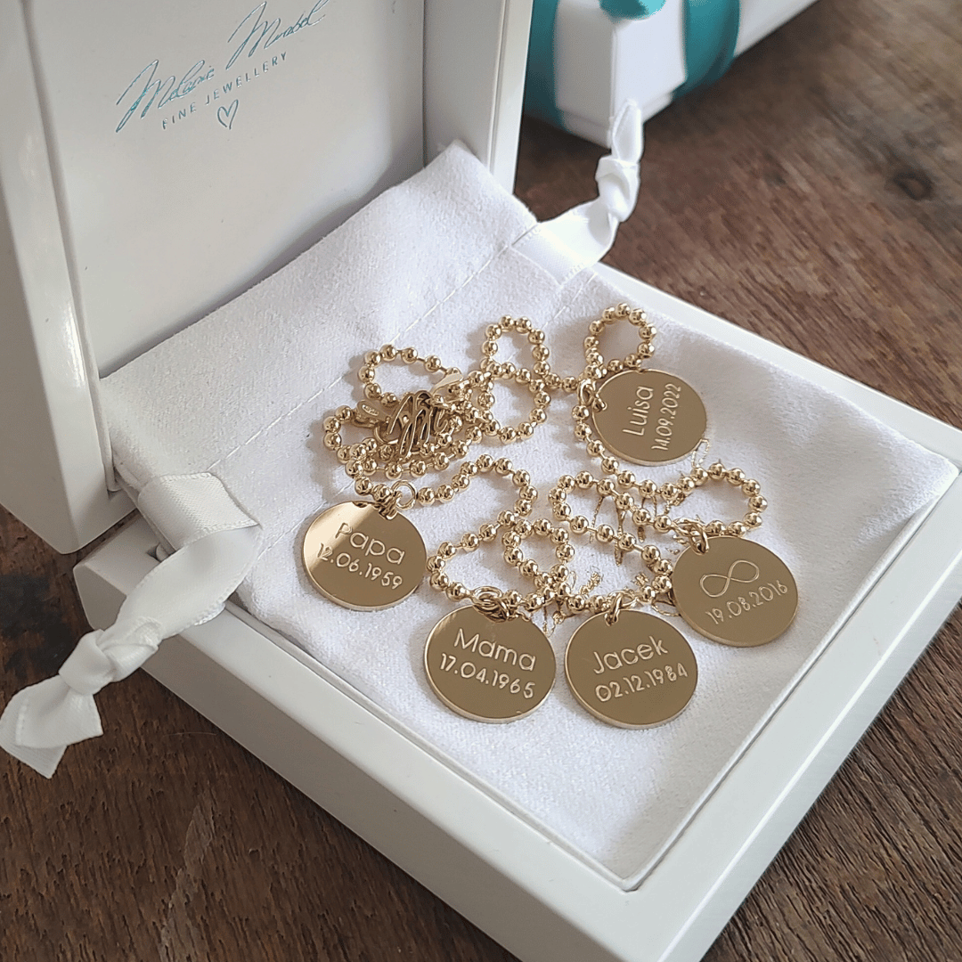 Die CREW LOVE Familienkette in 585 Echtgold, graviert mit Namen und Geburtsdaten der Kinder – ein Schatz fürs Leben. Geschenk für die Mama von Papa zur Geburt der KInder, ganz indiviudell und persönlich mit Geburtsblumen, Baby Fussabdruck und Kindernamen