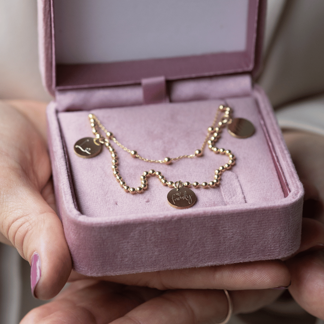 Ein besonderes Geschenk für deine Frau: ein personalisiertes Schmuckstück für Deine Ehefrau. Dieses Set ist das schönste Muttertagsgeschenk, Geschenk zur Geburt oder Hochzeitstag für Sie – mit den Namen eurer Kinder graviert, im edlen Deluxe Etui verpackt und direkt aus Berlin.