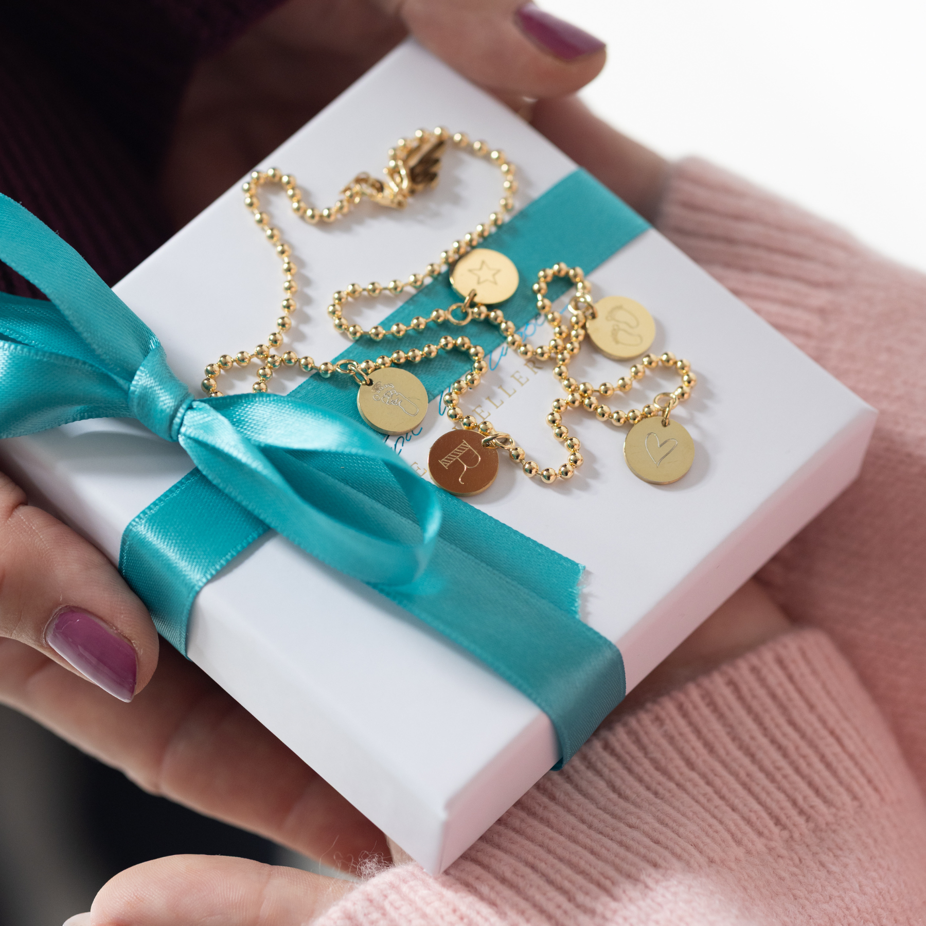 Goldkette mit fünf kleinen Gravur-Anhängern – die HAPPY FAMILY Familienkette, personalisiert mit den Namen der Kinder. Alle fünf Gravur-Anhänger der Familienkette Gold im direkten Vergleich. Jeder Anhänger ist 11mm groß und kann individuell mit Namen, Daten oder Initialen graviert werde