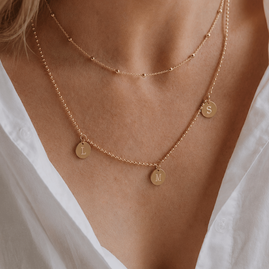 gold kette personalisiert mit drei Gravur-Plättchen, graviert zur Geburt der Kinder mit den anfangsbuchstaben der kinder – ein perfektes Geschenk, das Mama jeden Tag an ihre Liebsten erinnert.