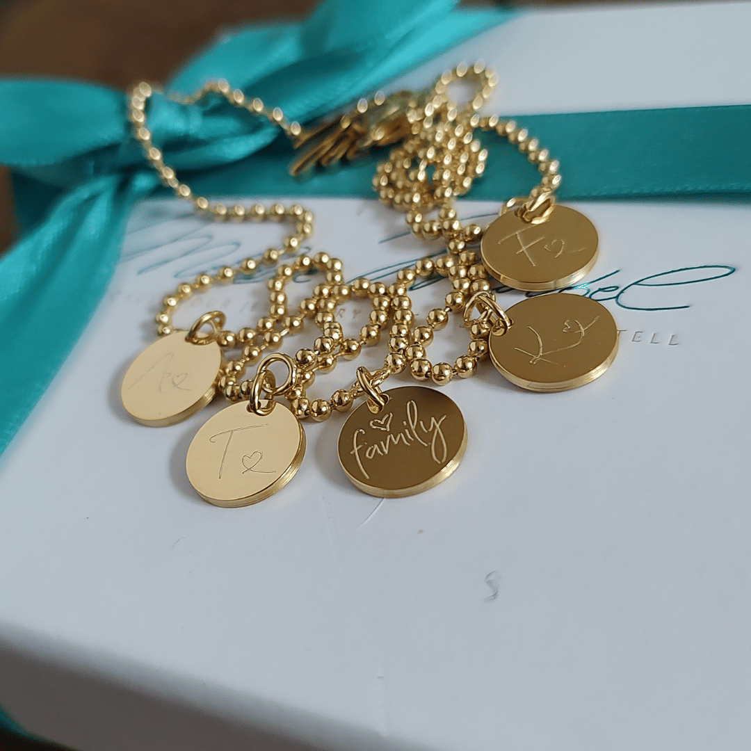 Die HAPPY FAMILY Familienkette in Echtgold, graviert mit den Initialen der Kinder – ein Unikat, das ein Leben lang begleitet und weitervererbt werden kann.Ein bedeutugsvolles Geschenk vom Ehemann, der seiner Frau ein wertvolles und inbesondere persönliche Geschenk machen möchte. Kein Wunder, dass die HAPPY FAMILY zu den absolut beliebtesten Familienketten gehört.