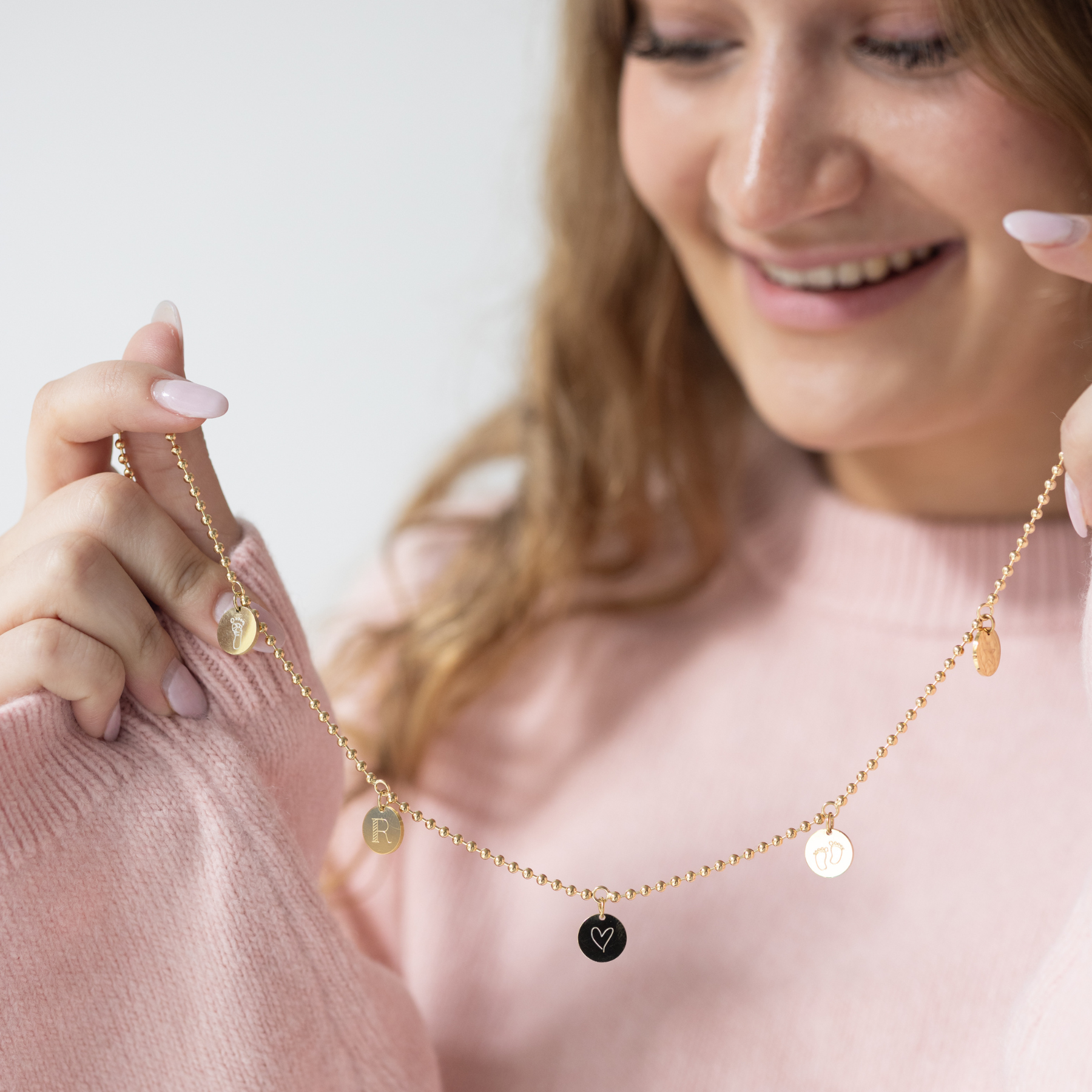 Buchstaben Kette Gold, familienkette für mütter mit namen und initialen der Kinder, halskette mit gravur für mama mit 2 und 3 kinder