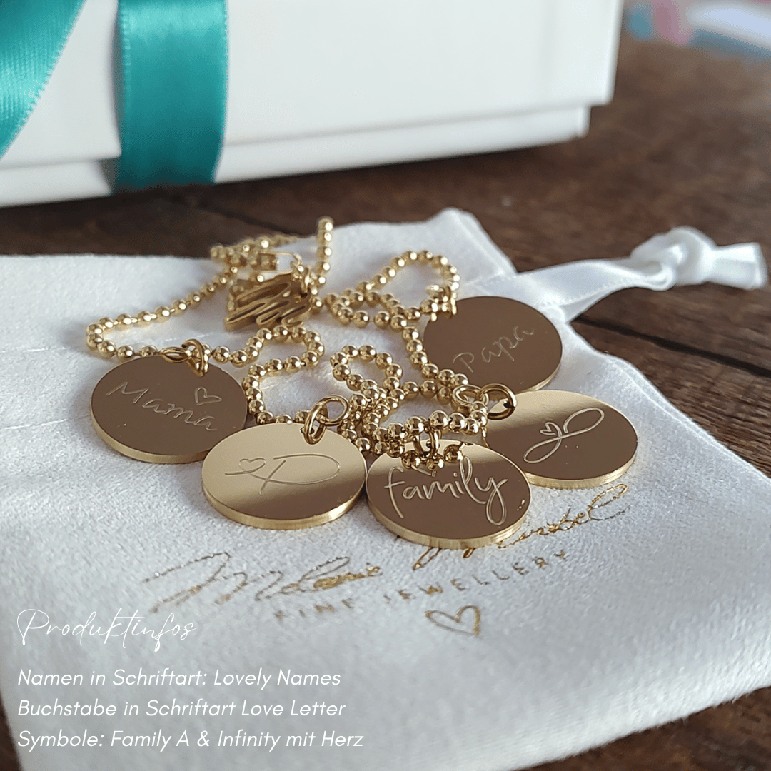 Familienkette mit Gravur, Kette Mama mit 3 Kindern, Mama Kette mit Kindernamen, Kette mama und kinder, kette mit buchstaben, buchstaben kette, Familienkette gold, Familienketten 5 Anhänger, Familienkette mit Namen, kette sarah harrisson, kette sarah engels