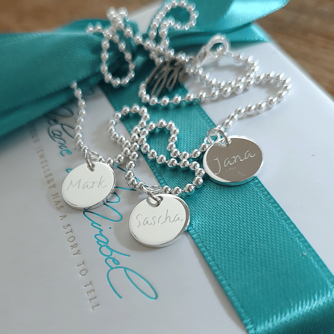 initialen kette silber mit namen der kinder, familienkette silber mit gravur anhänger, halskette für die mama mit namen der kinder