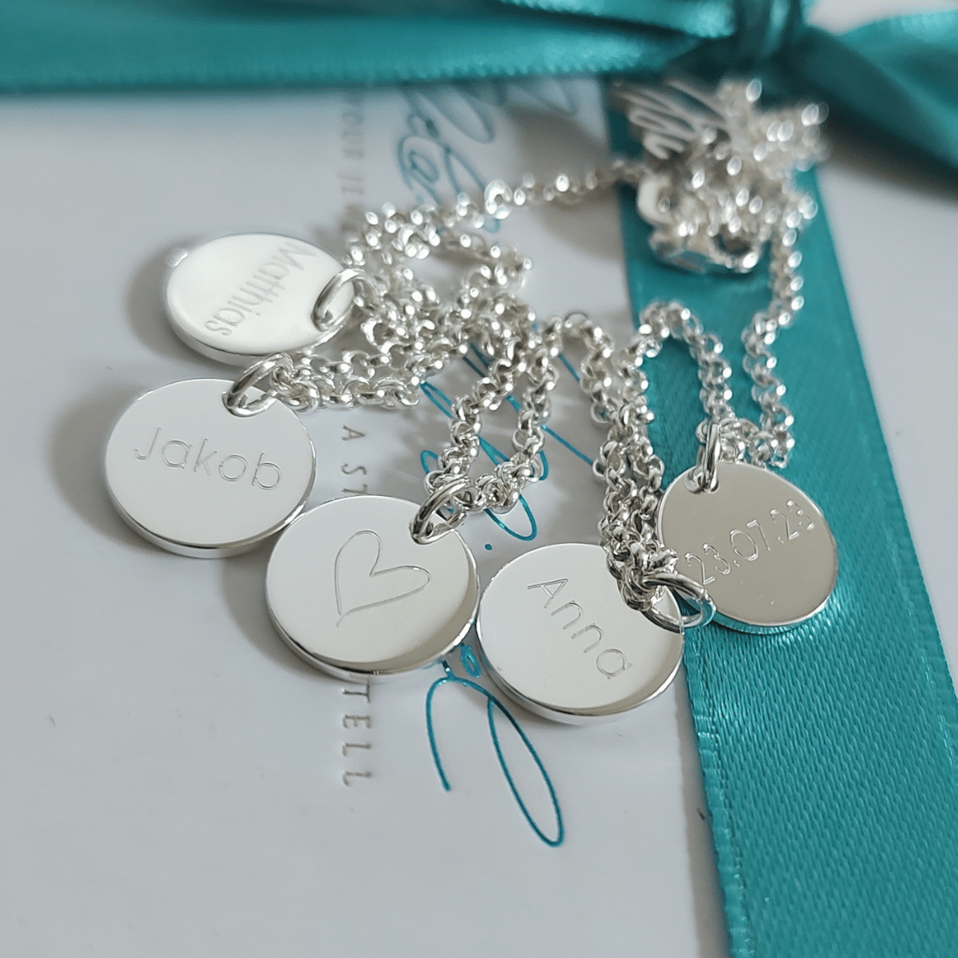 personalisierte Familienkette mit gravur in silber, Halskette 5 Anhänger für initialen und Namen der Kinder. namenskette für Mütter mit runden Plättchen mit gravur Namen der Familie