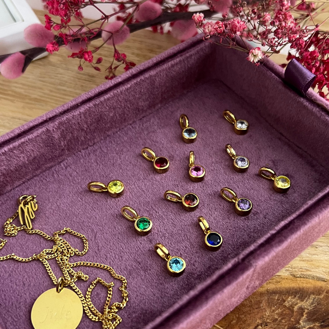 Geburtsstein Anhänger Gold, Geburtsstein, Welcher Stein gehört zu welchem Sternzeichen? Geburtssteine Welcher Edelstein gehört zu mir? Geburtsstein Anhänger gold, Geburtsstein Kette, buchstaben kette mit geburtsstein, Geburtsstein Schmuck