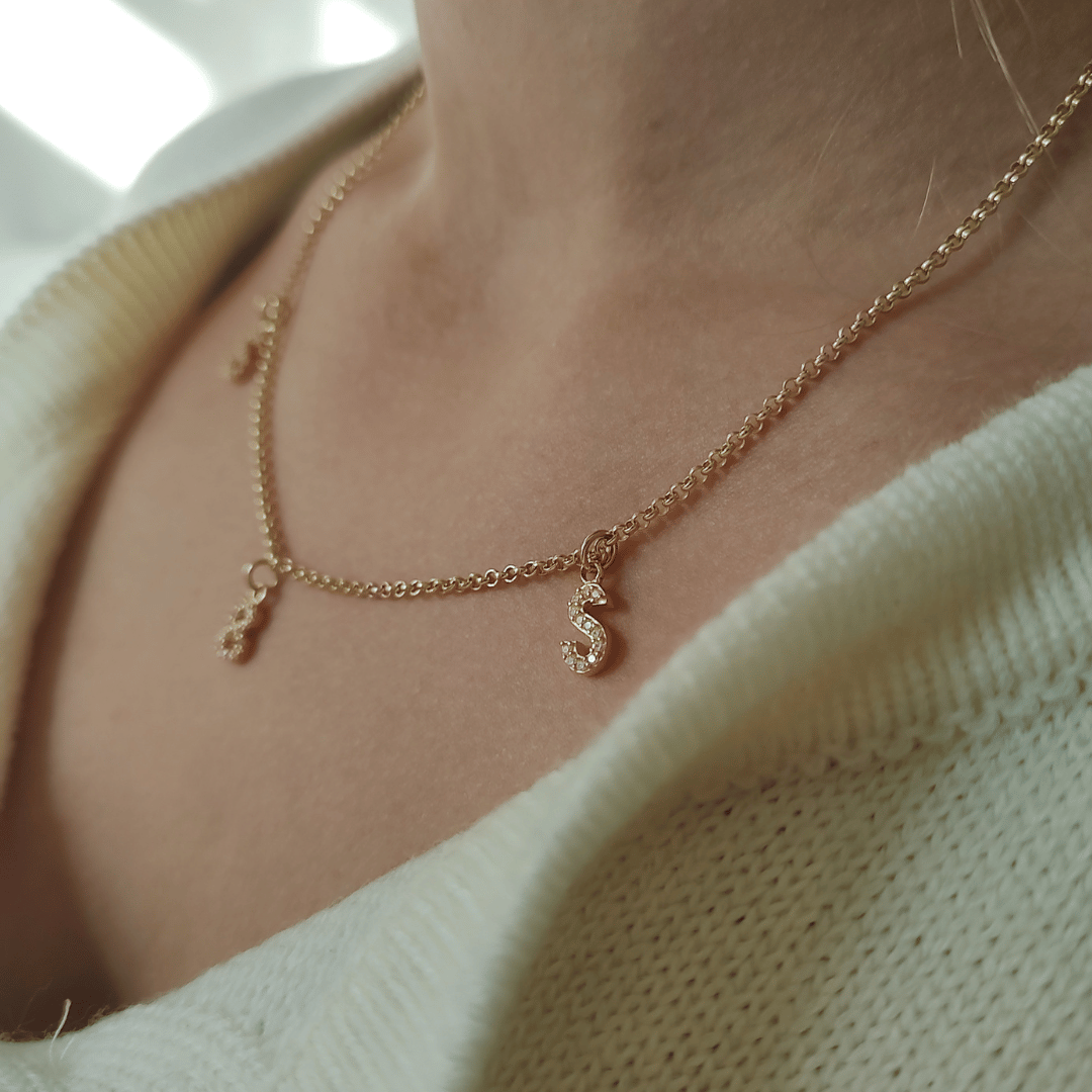 kette mit buchstaben, kette gold mit buchstaben, 3 buchstaben an kette, halskette mit 3 kleinen buchstaben in gold