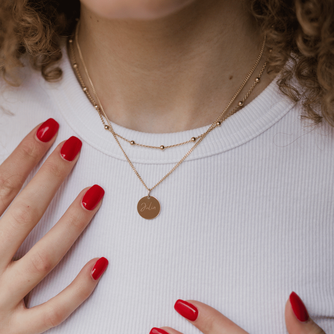 Plättchen Kette Gold mit Gravur Anhänger, personalisierte Namenskette für Mütter mit gravur Kindernamen. Kette für mama 2 Kinder, initialen kette gold zur Geburt Kindername
