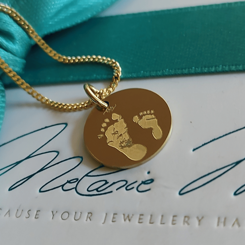kette mit fussabdruck baby, baby fussabdruck gravieren kette, gold schmuck mit gravur, kette personalisiert. personalisierte namensketten mit gravur plättchen, initialen ketten