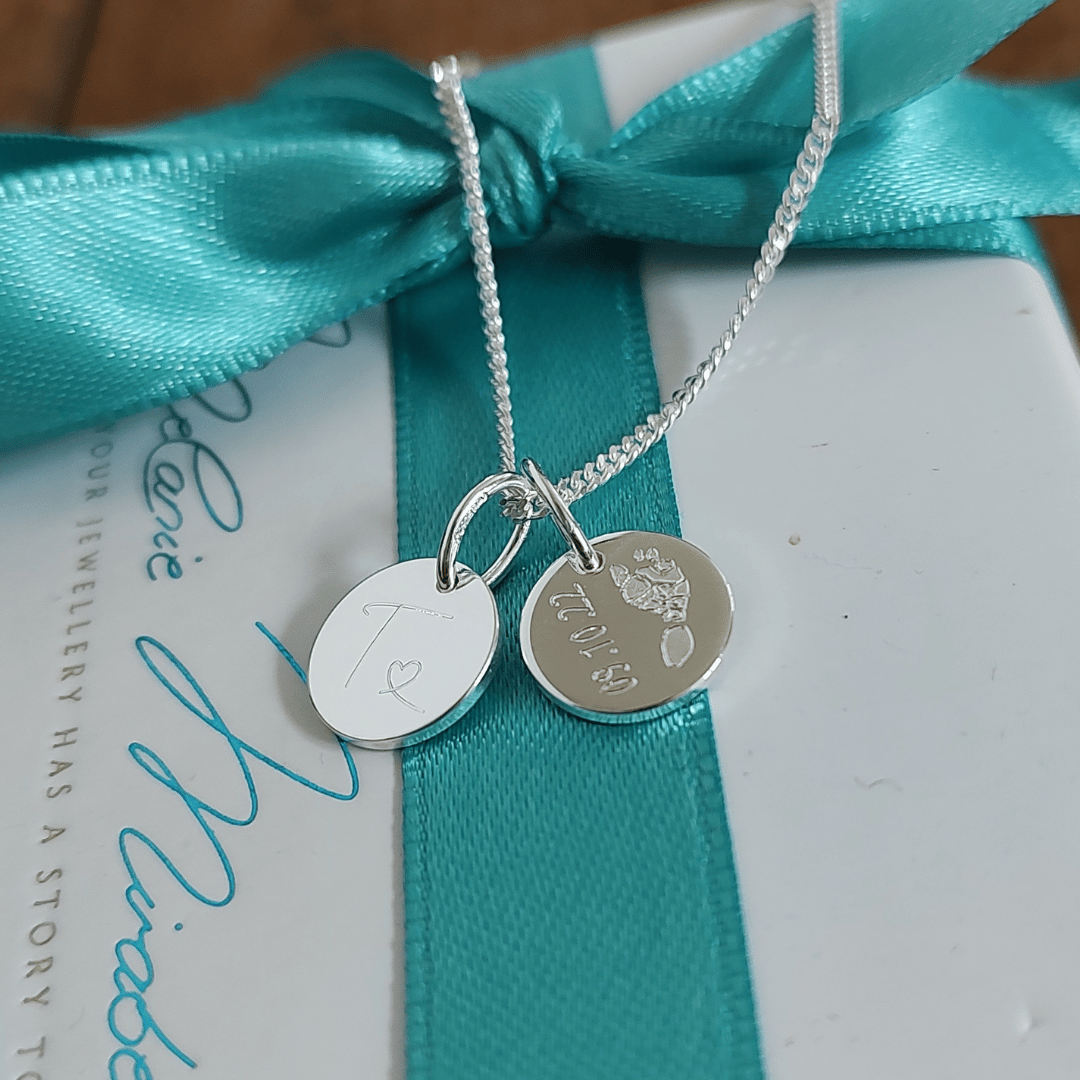 initialen kette silber mit gravur baby fussabdruck, halskette fussabdruck kinder, namenskette zur geburt für mama mit gravur namen, Kette für mama mit 2 kinder
