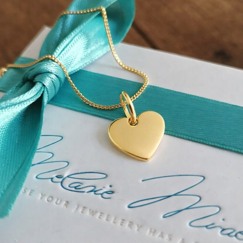 gold kette mit herz, herz kette mit persönlicher gravur, schmuck für freundin und lebenspartnerin, kette personalisiert für ehefrau zum jahrestag