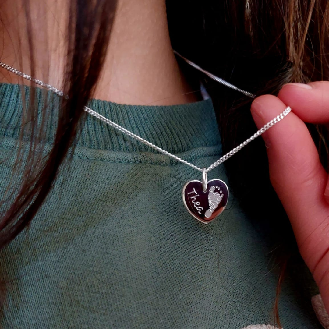 baby fussabdruck kette zur geburt für mama, halskette mit anhänger und gravur des baby fussabdrucks, geschenk zur geburt für die mutter, sternenkind verewigen. handabdruck verewigen nach stillgeburt