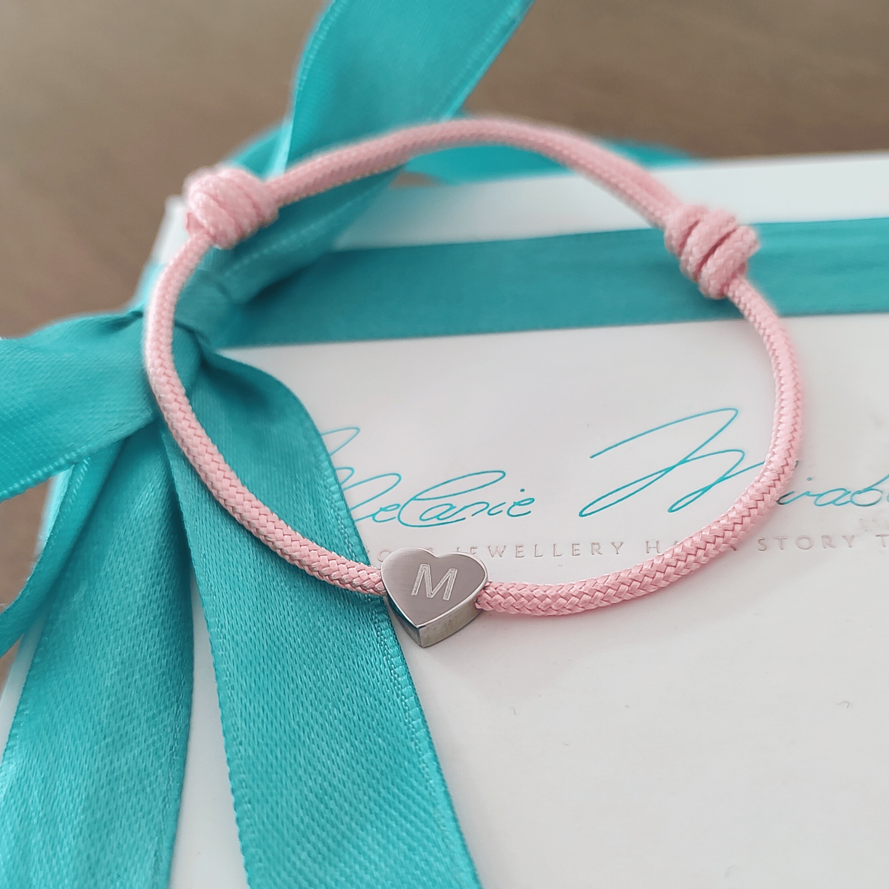 Herz Armband mit Gravur, Nylon Armband mit Herz Anhänger, Freundschaftsarmbänder mit Gravur, Trauzeuginnen Armbänder, personaliserter Mutter Tochter Armbänder