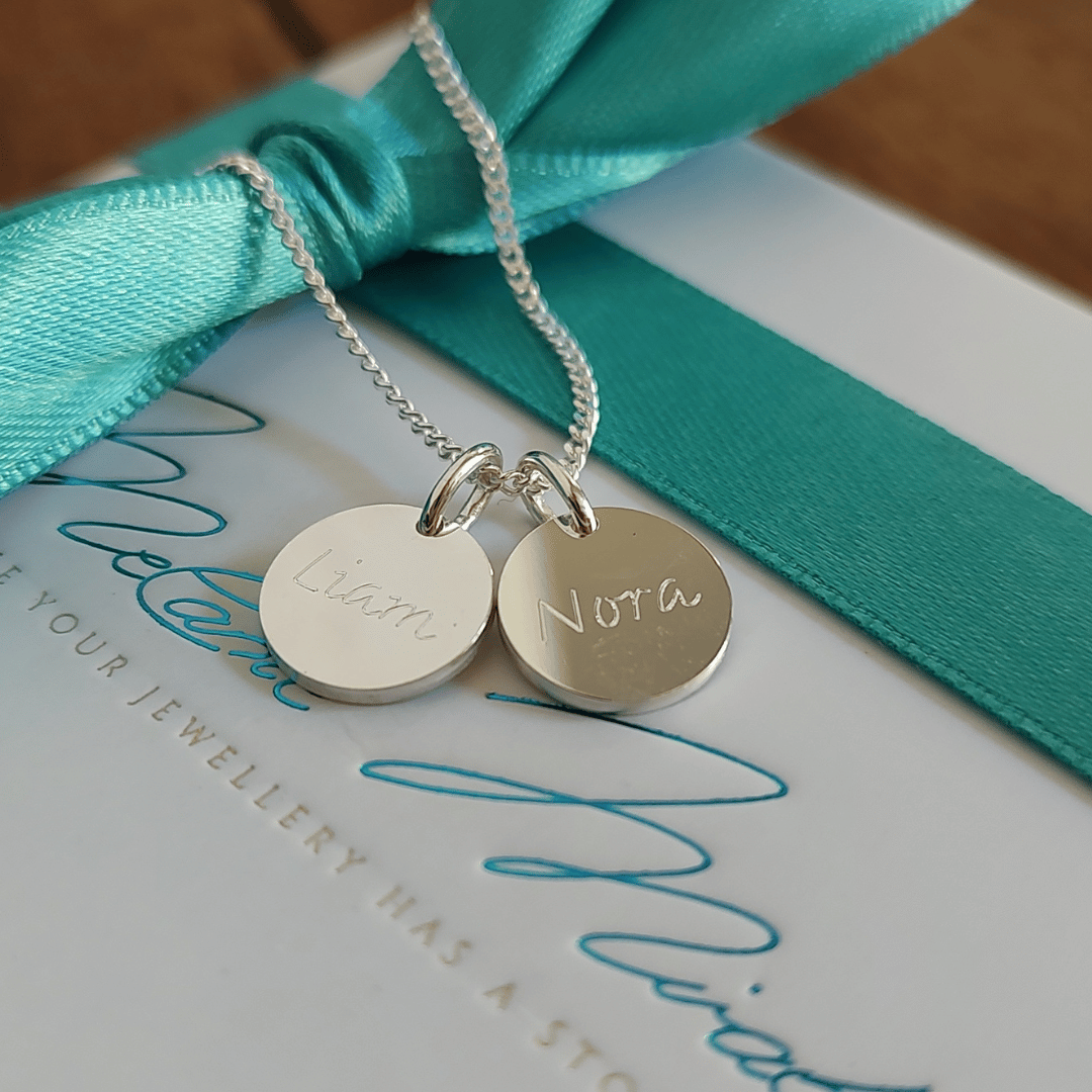 buchstaben kette silber, kette mit gravur plattchen, plättchen kette 2 anhänger, kette für mütter 2 kinder, kette mit namen der kinder, schmuck für mütter, kette personalisiert zur geburt für mama mit namen baby