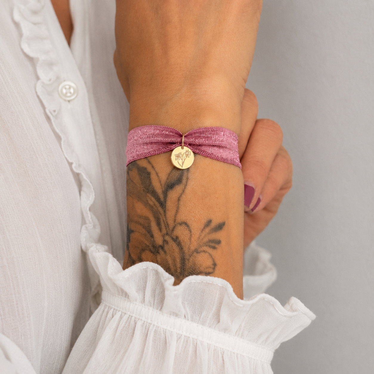 BONHEUR Plättchen Armband mit farbigen, elastischen Band