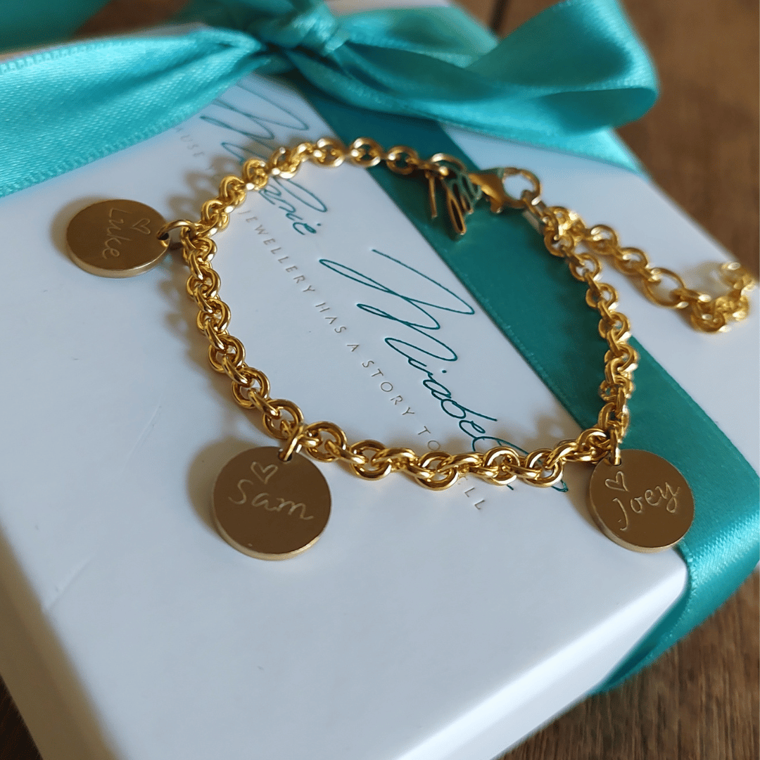 namensarmband mit initialen kinder, gravur armband mit namen kinder, armband mit namen enkelkinder, gold armband mit 3 plättchen, 3 initialen armband mit gravur, namensarmband für mütter