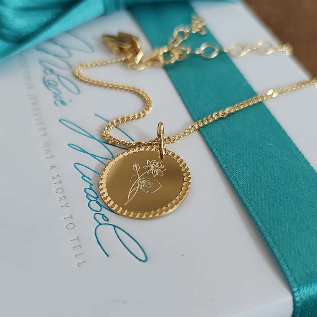 kette mit gravur, namenskette gold mit 1 gravur anhänger, geburtsblume gravur