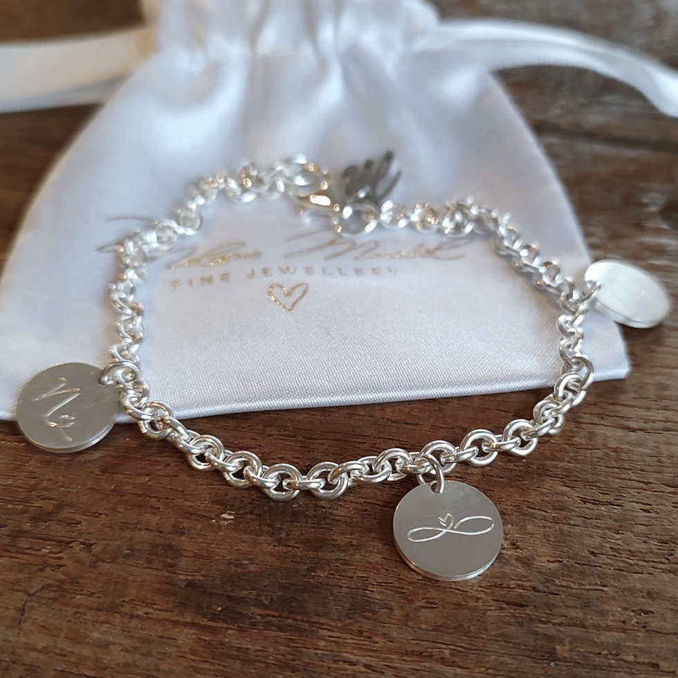 Familienarmband mit Gravur, Initialen Armband mit Plättchen, Armband für Mütter mit namen der Kinder, Plättchen Armband mit 3 Anhänger, Gravur Armband mit iniitalen familie