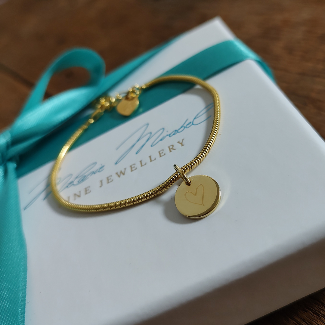 initialen armband gold, namensarmband mit buchstabe gold, goldenes armband mit plättchen, plättchen armband gold mit gravur, namensarmband für mütter, armband gold mit initialen und Namen der kinder, Memory Charms Armband