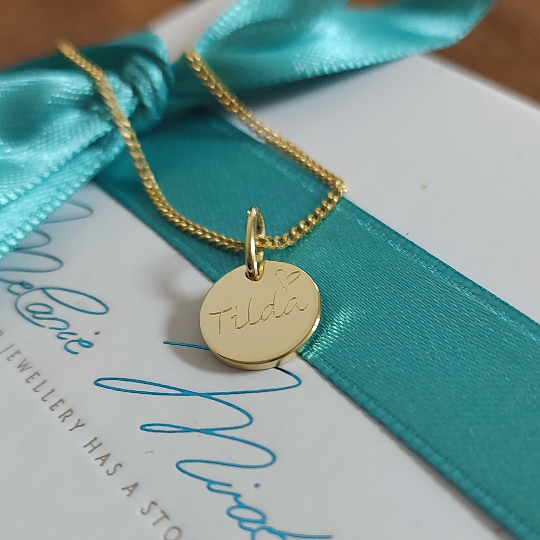 SALLY Initialenkette mit 1 kleinen Gravur Plättchen