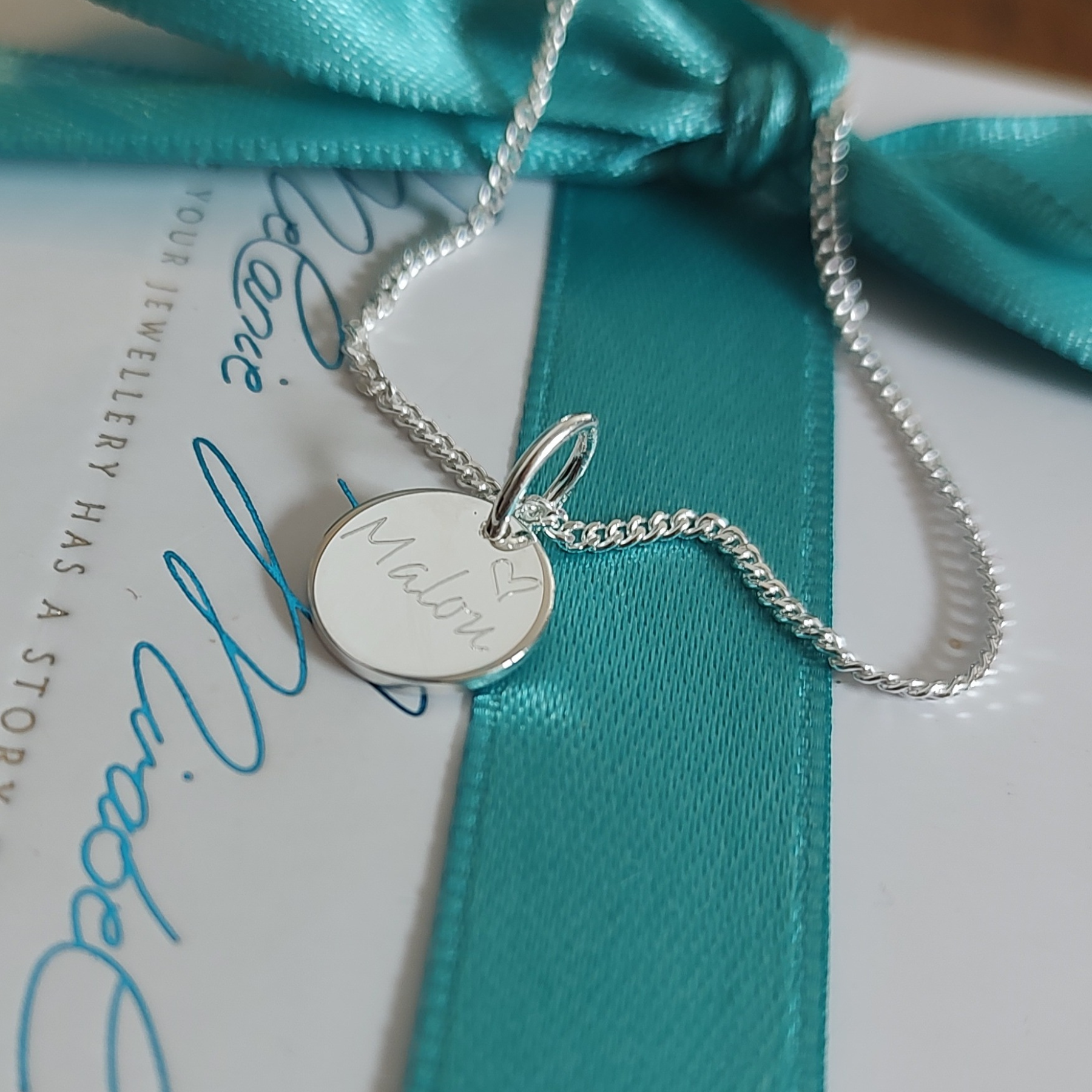 SALLY Initialenkette mit 1 kleinen Gravur Plättchen