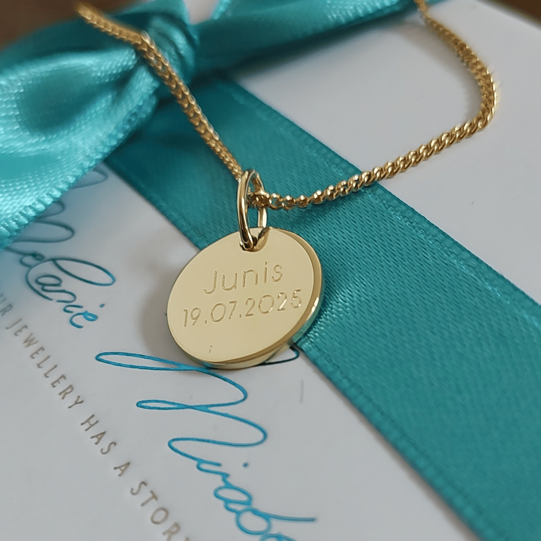 Plättchen Kette 750 Gold mit Gravur Anhänger, personalisierte Namenskette 333 Gold für Mütter mit gravur der Kindernamen. echte goldKette für mama 2 Kinder, initialen kette 585 gold zur Geburt Kindername und Fußabdruck