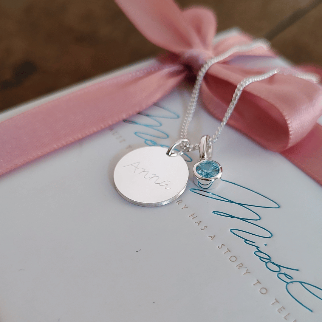 Chaîne de noms Juna avec des adeptes de pierre de naissance