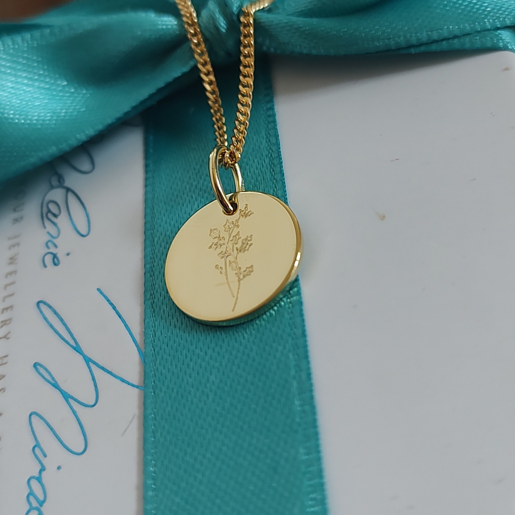 Plättchen kette gold mit gravur einer Geburtsblume, namenskette mit gravur, kette zur geburt mit baby namen, geburtskette mit gravur, namenskette für mütter gold, gold kette mit runden Plättchen anhänger