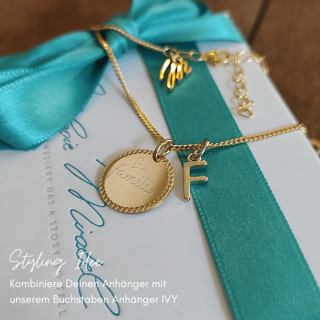 buchstaben kette gold, kette mit buchstaben der familie, plättchen kette gold mit runden Anhänger, gravur kette indivduell aus berlin