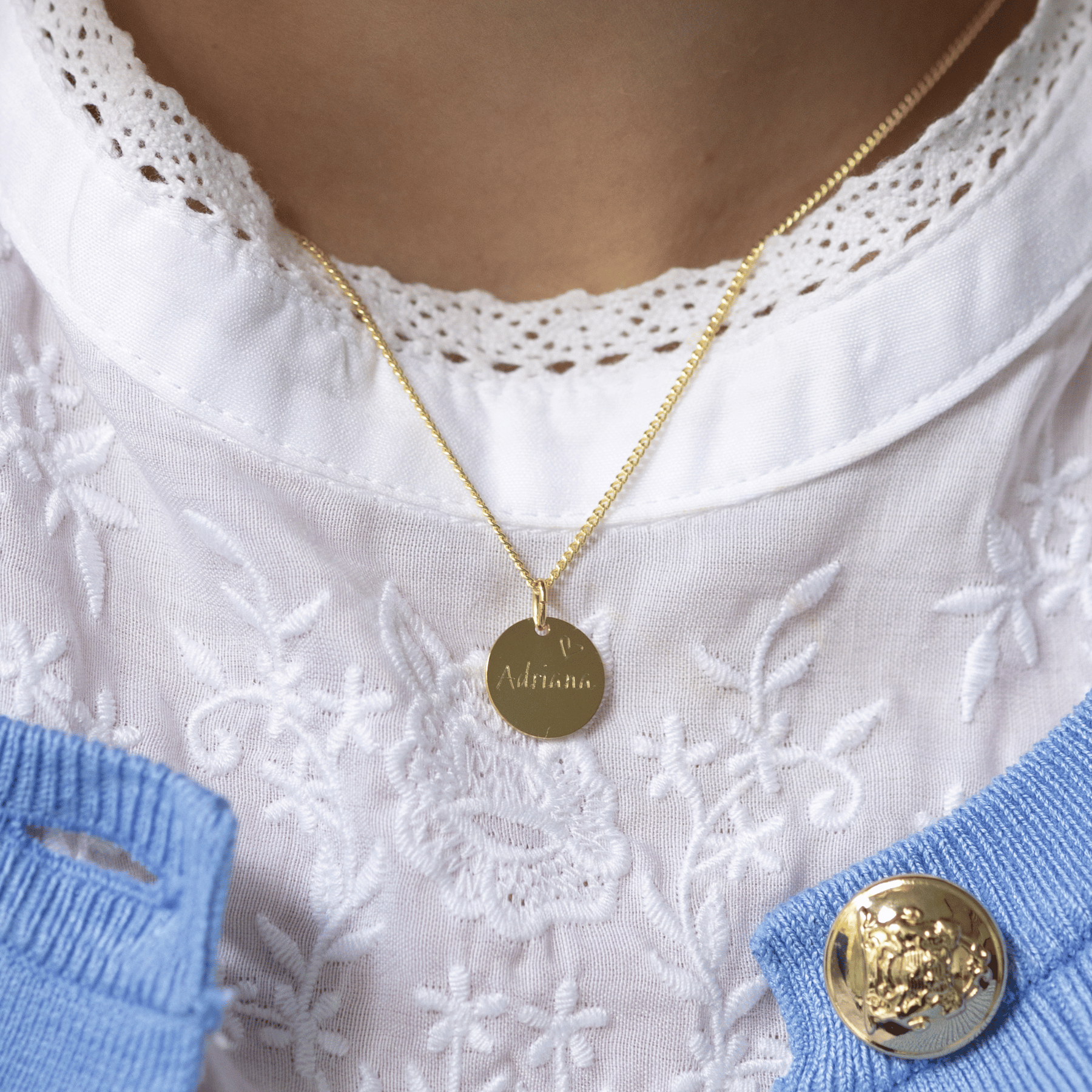 Halskette mit klenen Gravur anhänger, zarte goldkette für damen in gold mit gravur