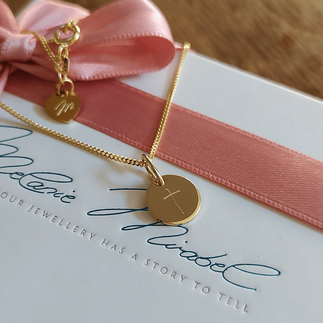 Taufkette Gold Mädchen mit Kreuz individuell angefertigt in unserer Goldschmiede in Berlin, Taufgeschenk Mädchen personalisiert, Kette zur Kommunion aus Echt Gold, Kommunionskette mit Gravur aus Gold