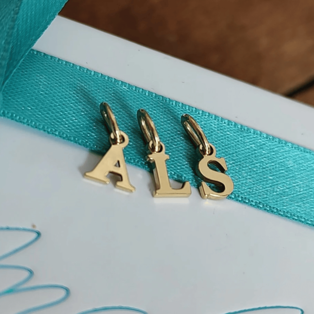 Personalisierter Buchstaben-Anhänger aus recyceltem Echtgold in 333, 585 oder 750 Gold. Handgefertigt in unserer deutschen Goldschmiede als persönliches Geschenk für die Frau, Freundin oder Ehefrau.
