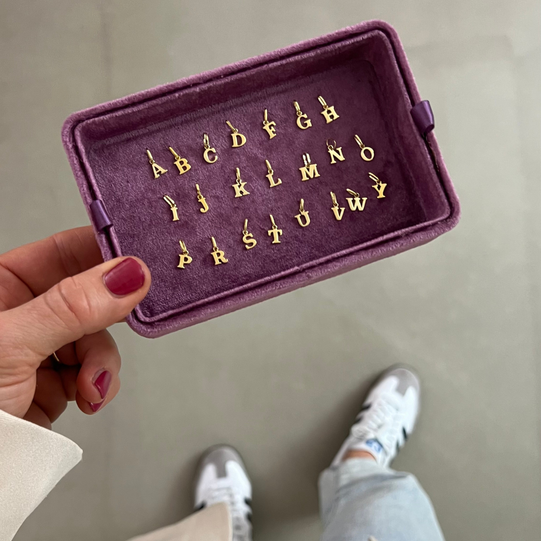 Detailaufnahme des Buchstaben-Anhängers aus 333, 585 oder 750 Gold mit hochwertig polierter Oberfläche. Präzise Goldschmiedearbeit aus deutscher Herstellung. Bedeutungsvolles Geschenk für einen Herzensmenschen