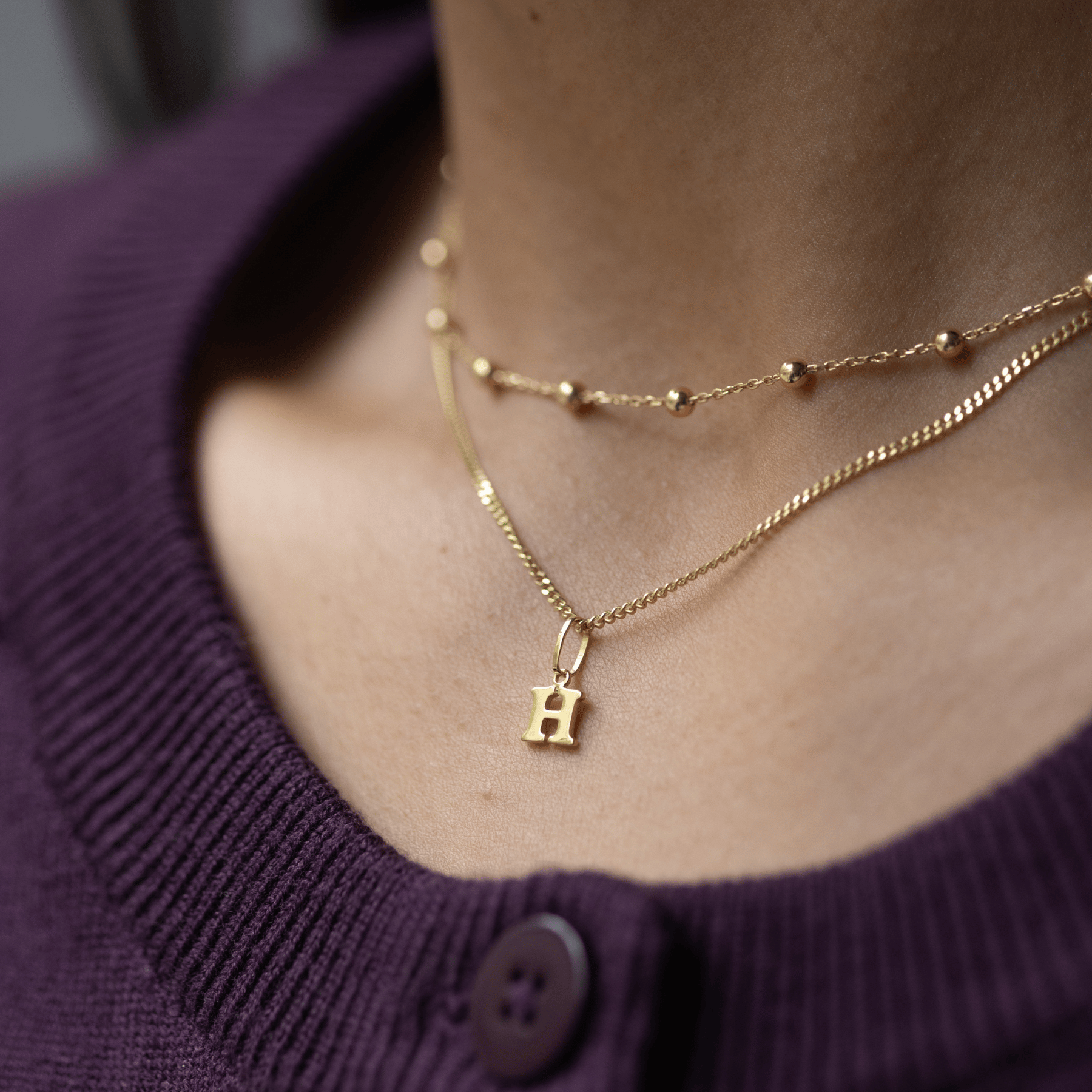 Zarte Goldkette mit Buchstabe in 585 Gold, handgefertigt in unserer Goldschmiede und wahlweise auch in 750 Gold erhältlich.