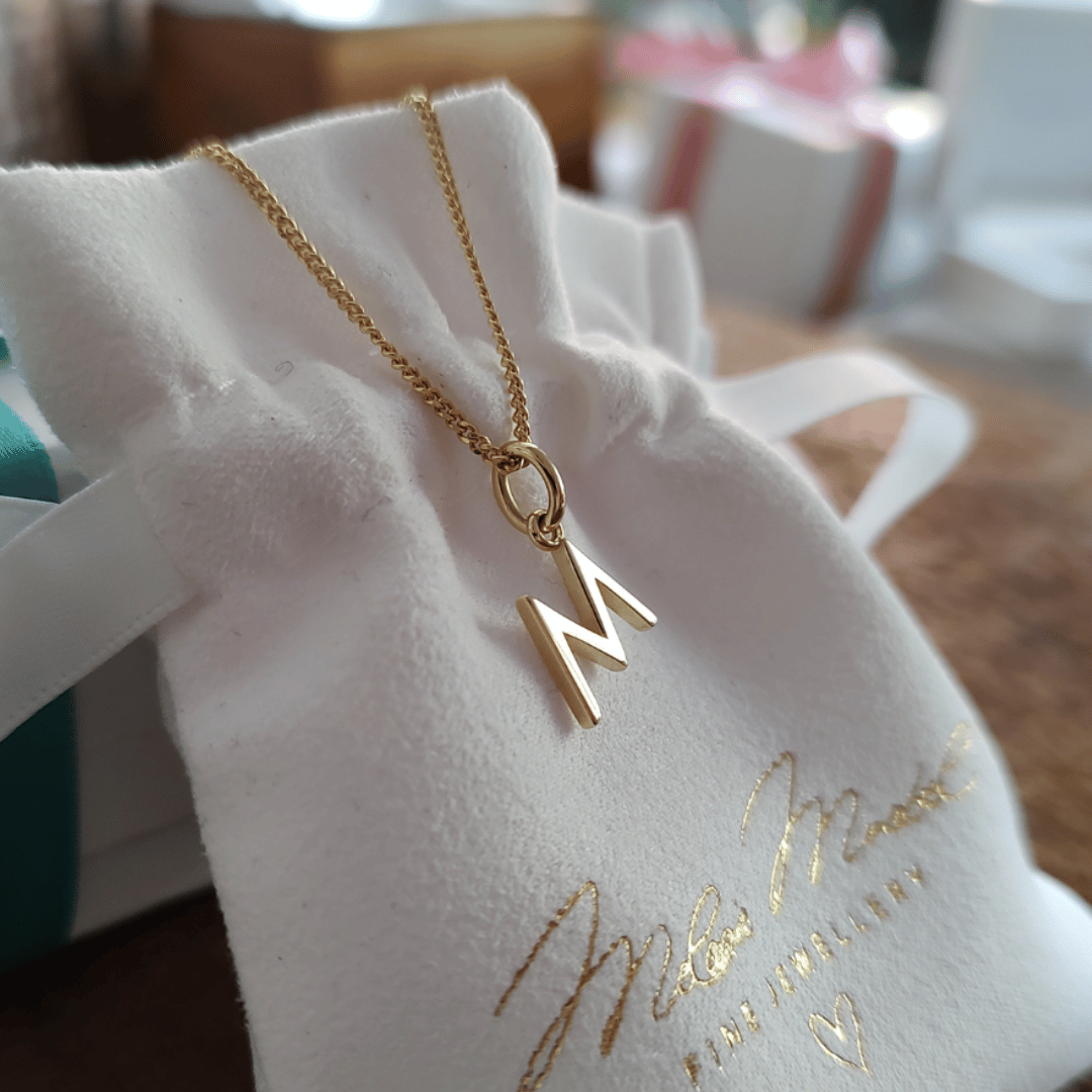 Die IVY Buchstaben-Kette aus Gold, elegant am Hals getragen – handgefertigt in Berlin aus 333 oder 585 Gelbgold. Du suchst ein besonderes Geschenk für deine Freundin oder Ehefrau? Eine Halskette mit Buchstaben – dem Anfangsbuchstaben ihres Namens – ist das romantischste und persönlichste Geschenk zum Hochzeitstage, zum Geburtstag oder zum Jahrestag.