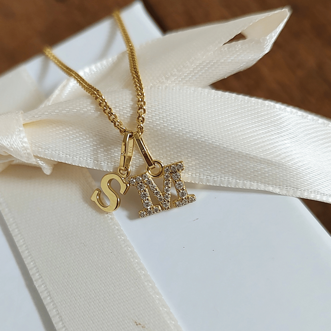 Goldkette mit zwei Initialen im Shiny-Letter-Design – ein persönliches Schmuckstück für zwei geliebte Menschen. Eine Buchstaben Kette aus Echtgold für Deine Ehefrau zum Hochzeitstag mit Euren beider Initialen als Zeichen Eurer Verbundenheit.