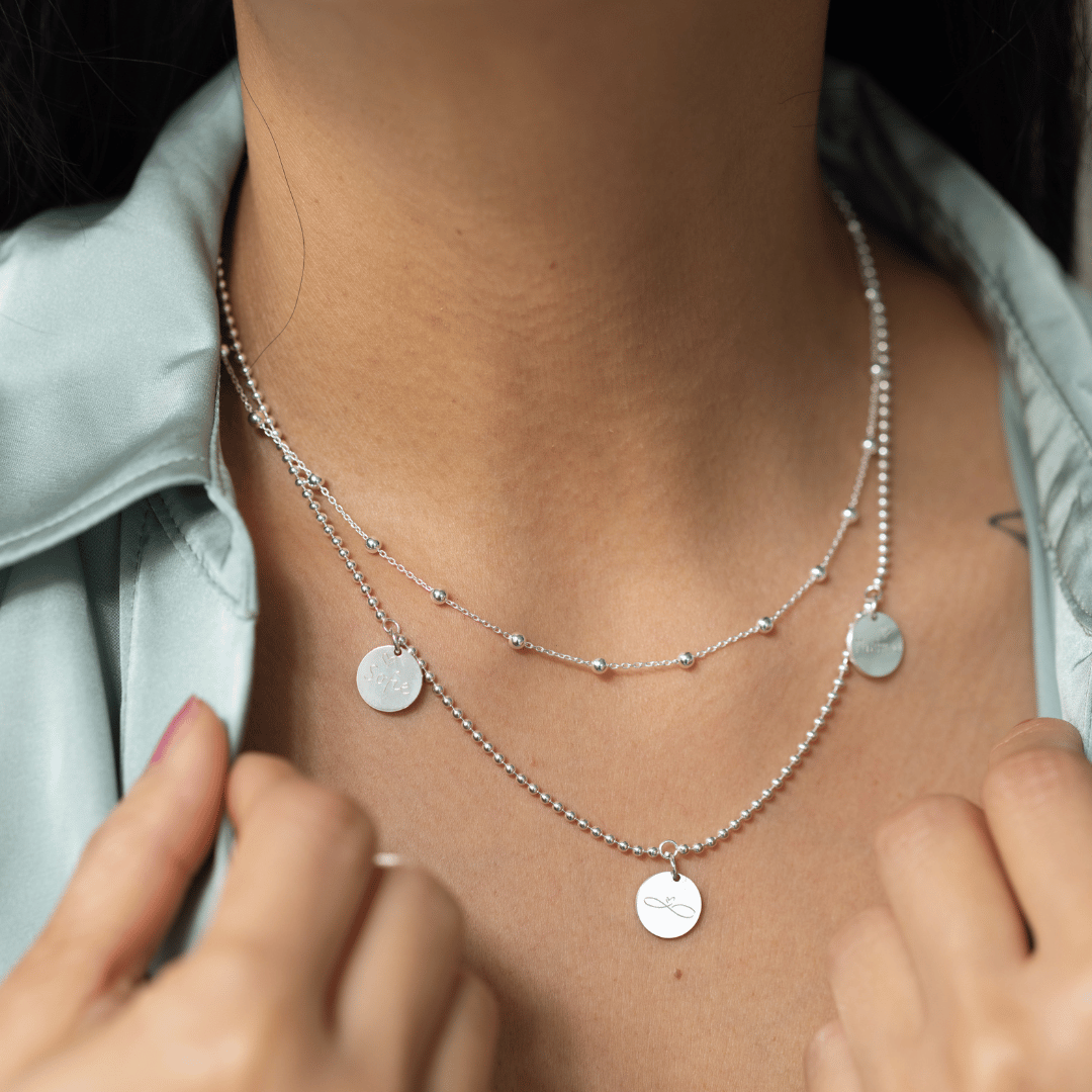 Die DREAM TEAM Familienkette in Silber, Teil des 2-in-1 Geschenksets für ein stimmiges Ketten-Duo ist ein besonderes Geschenk Deine Ehefrau. Dieses Set ist das schönste Muttertagsgeschenk, Geschenk zur Geburt oder Weihnachtsgeschenk für Sie – mit den Namen und Initialen eurer Kinder graviert, im edlen Deluxe Etui verpackt und direkt aus Berlin.