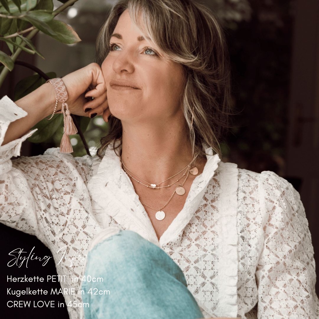 familienkette 750 gold, familienkette echt gold handgefertigt in berlin, gold kette für damen mit gravur, buchstaben kette gold