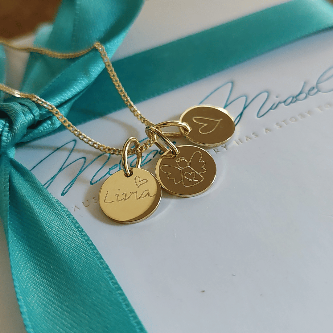 echtgold Plättchen Kette mit Gravur 333 Gold, goldkette mit buchstaben, buchstaben kette gold, , kette mit buchstabe, Goldkette mit Plättchen Gold, namenskette für mamas mit namen der kinder, initialen kette gold mit gravur kinder namen