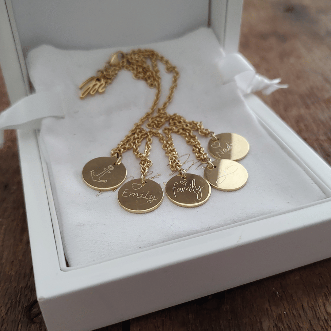 hochwertige Familienkette mit fünf Anhängern in 585 oder 750 Gold, handgefertigt in unserer Goldschmiede in Berlin nach deinen individuellen Wünschen - graviere die Anfangsbuchstaben und Namen Deiner Familie, verewige den ersten Babyfussabdruck oder den Handabdruck deines Babies oder die Handschriften der Kinder. Das perfekte Geschenk für Mama.