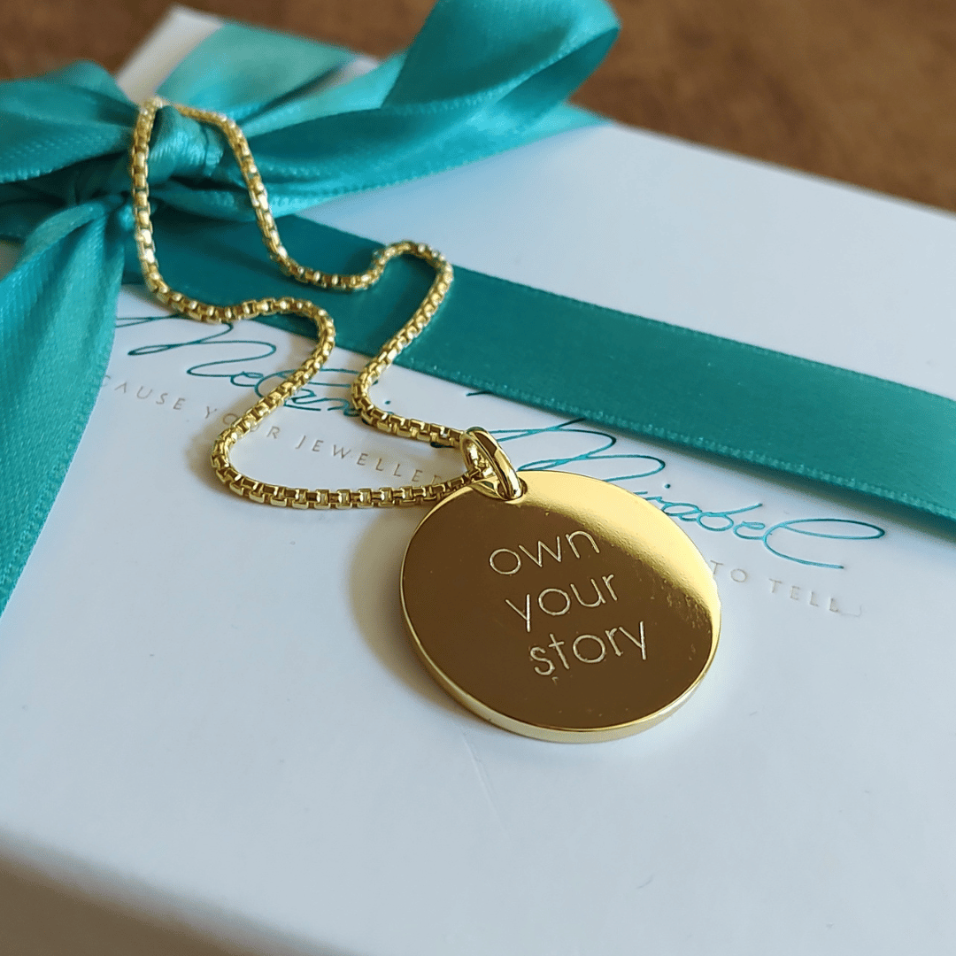 Goldkette mit buchstabe 585 gold, halskette echt gold für damen in 750 gold, kette personalisiert, individuelle gefertigte Halskette für damen aus Goldschmiede in echt gold 750 gold und 585 gold. Echtgold Kette mit gravur, sissbliss ketten, hedi kette