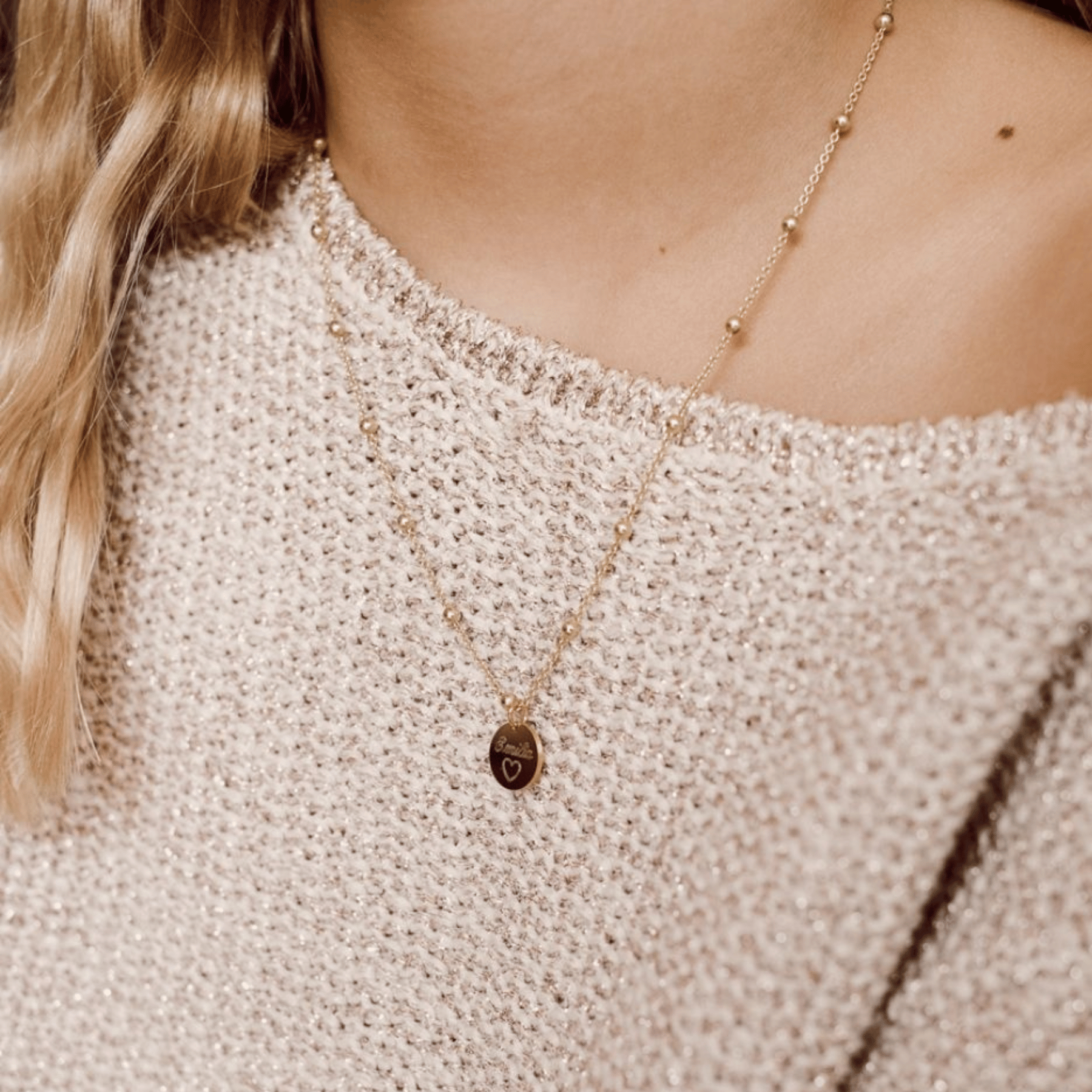 goldkette mit buchstabe, zarte halskette für damen mit individueller gravur, plättchen kette gold für mütter