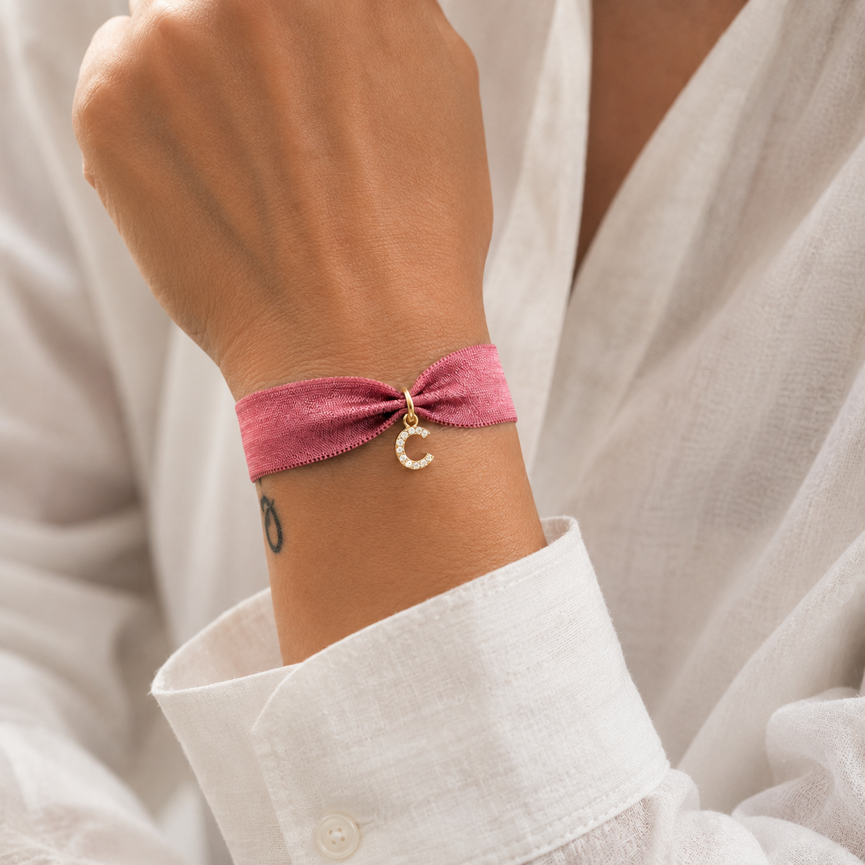 BONHEUR Buchstaben Armband mit farbigen, elastischen Band